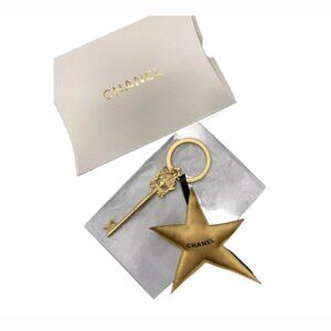 NIB CHANEL STYLISH GOLD STAR KEY CHARM